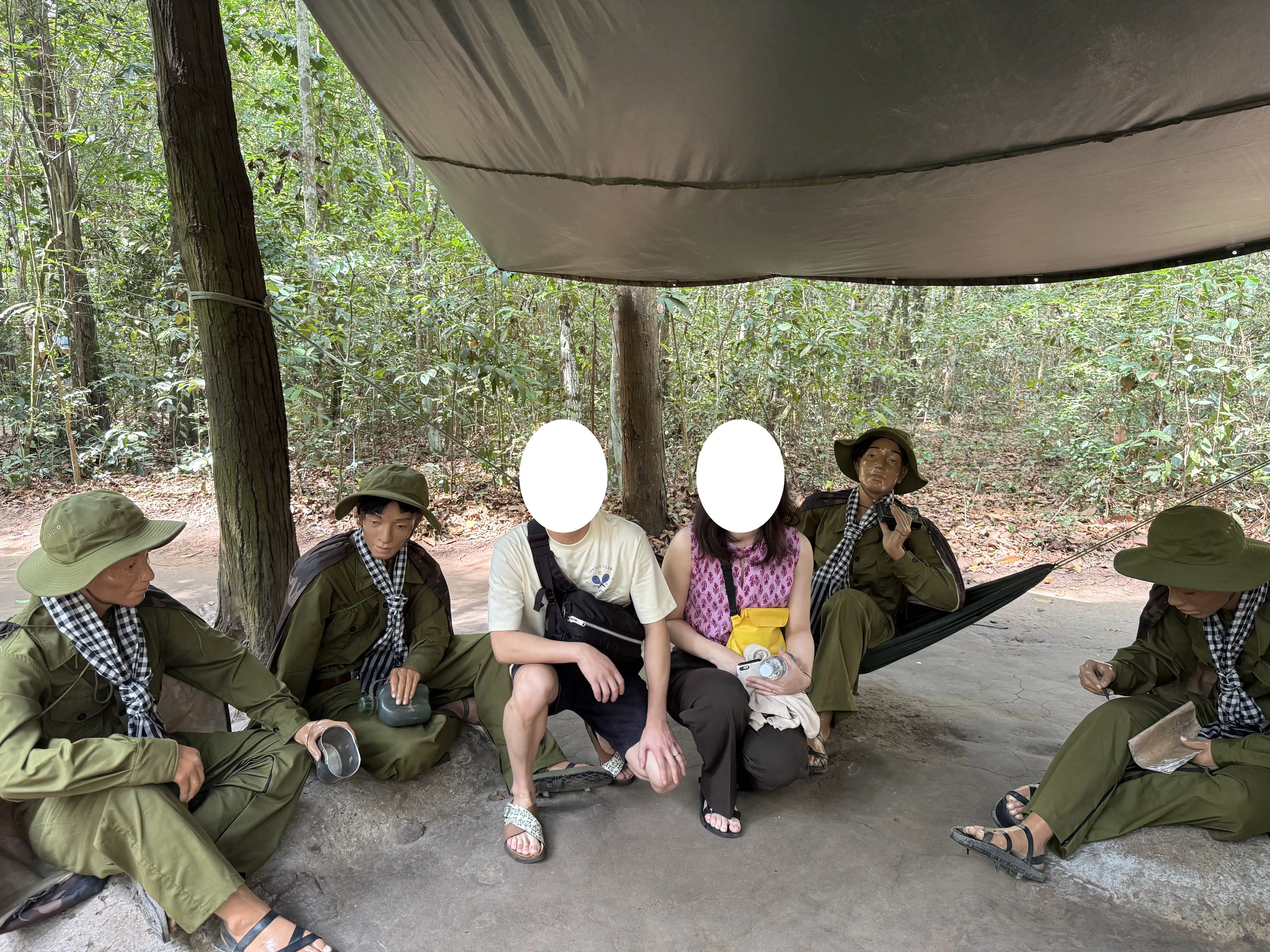 ベトナム兵マネキンと記念撮影