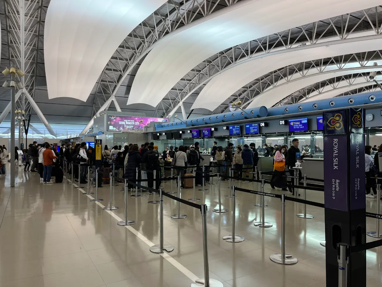 関空チェックインカウンターの様子