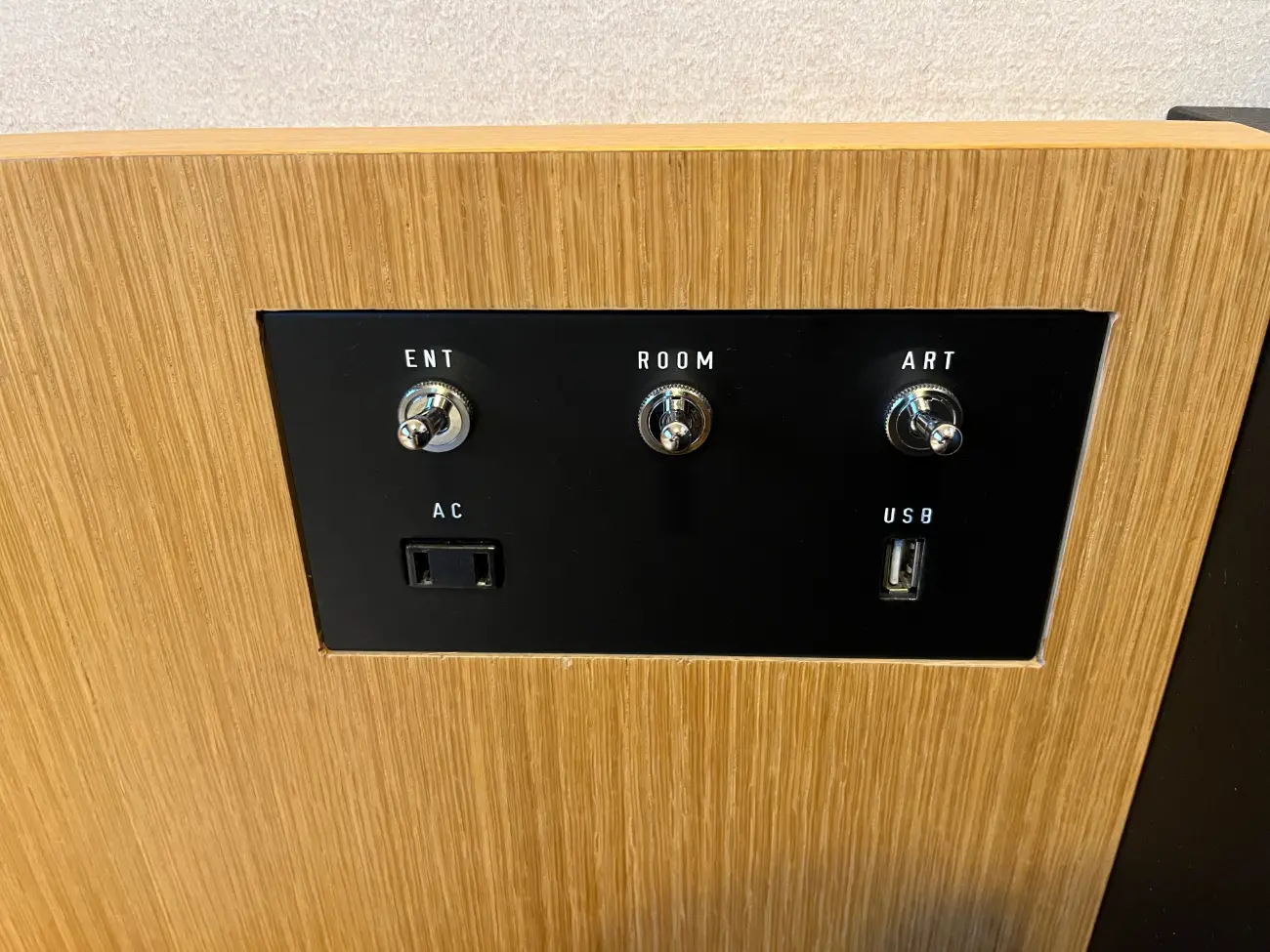 ベッド脇の電源など