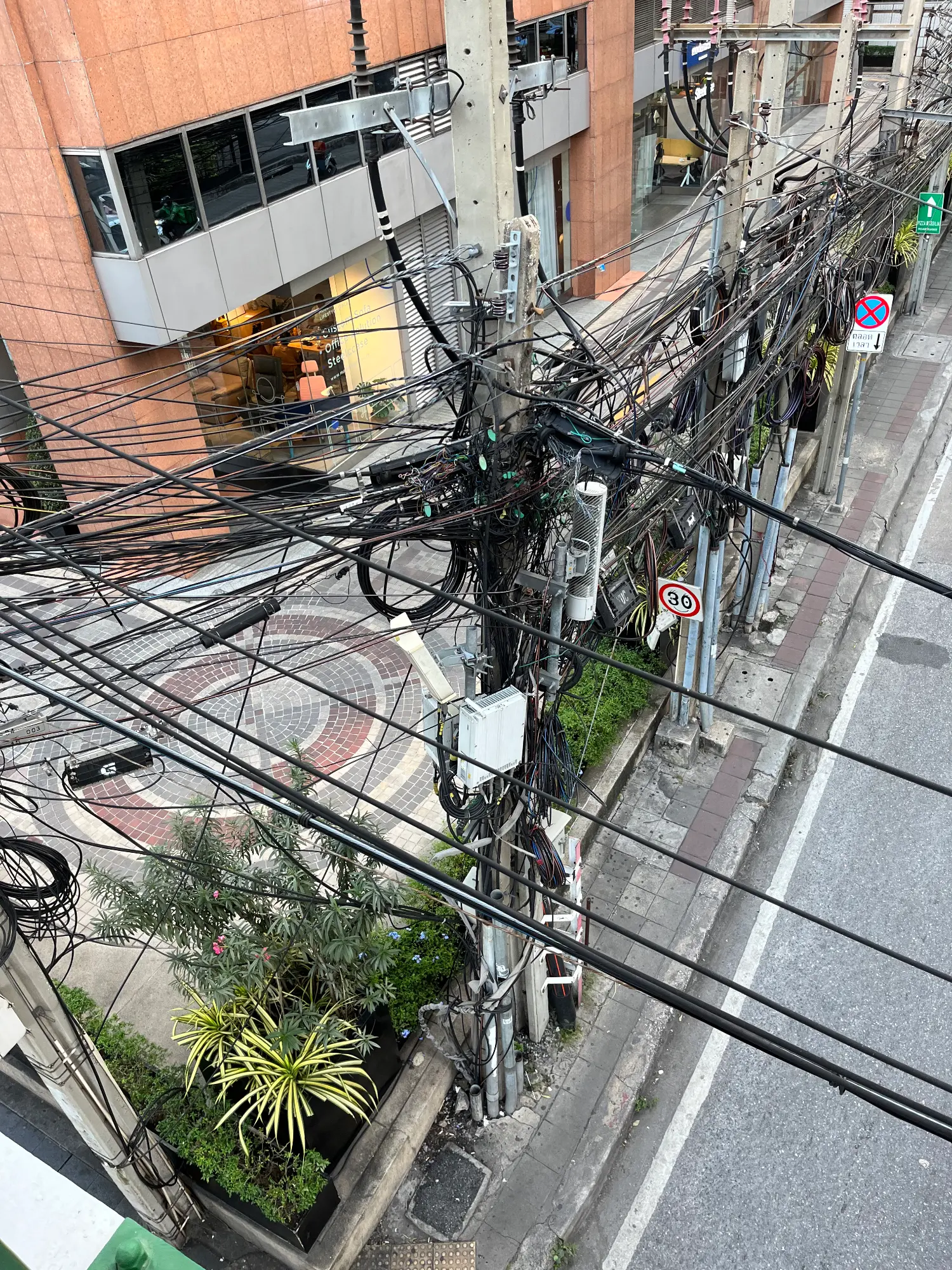 複雑に絡み合う電線