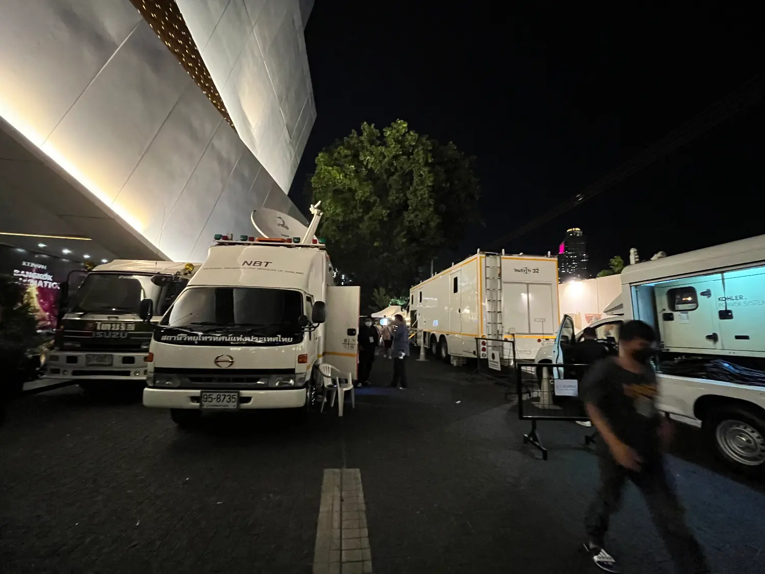 カウントダウンイベントを中継する車