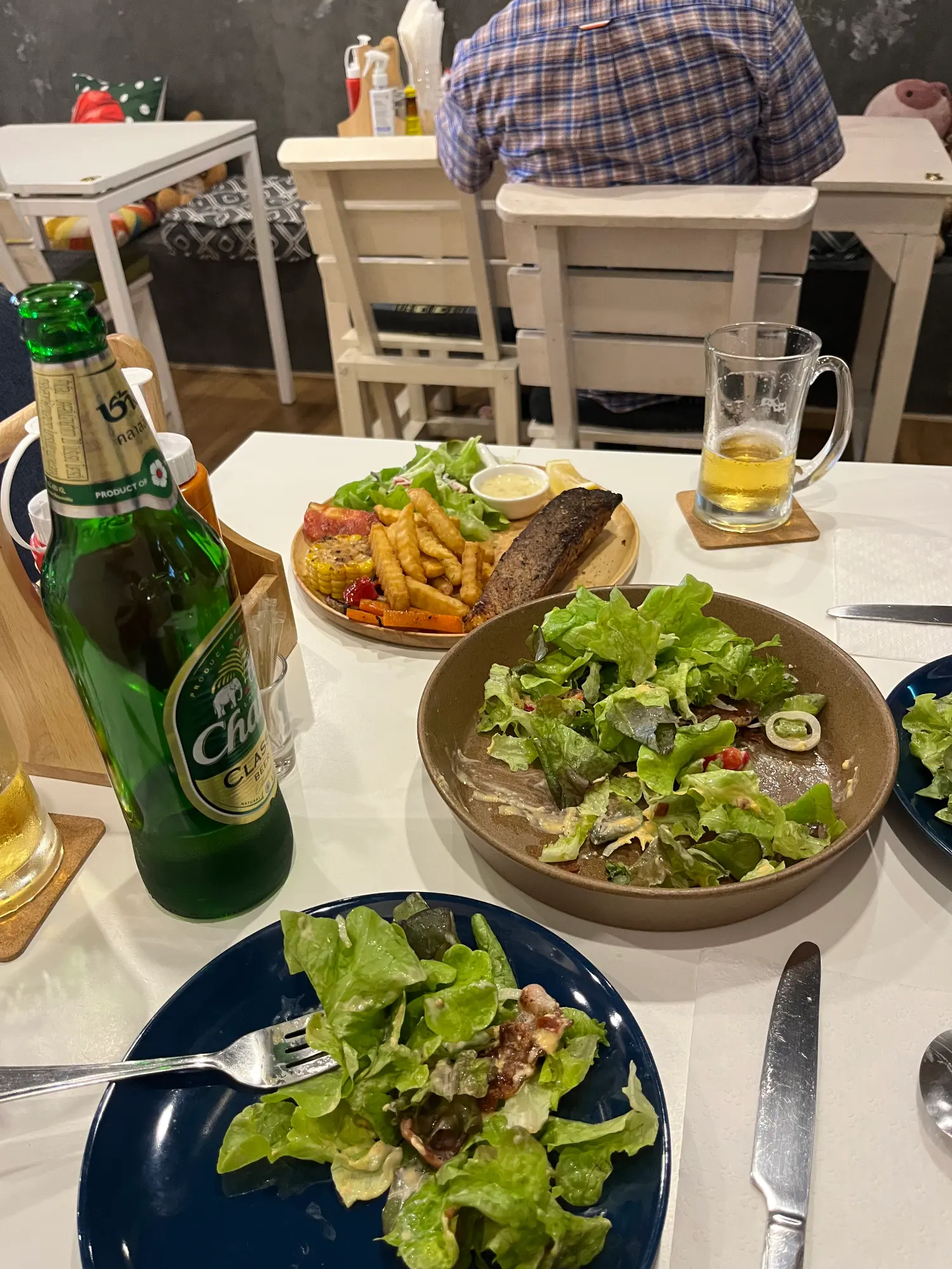 晩ご飯のサラダと鮭