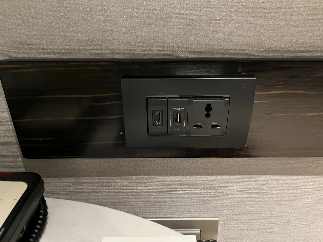 ホテルのコンセント